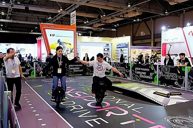 源香港展:与科技共舞定义行业新风向瓦力棋牌试玩2025年10月环球资(图4) 源香港展:与科技共舞定义行业新风向瓦力棋牌试玩2025年10月环球资(图4)